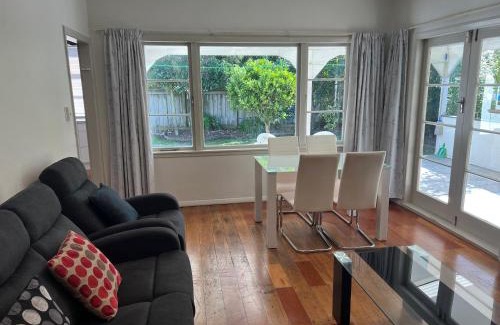 Palmerston North Apartment | Central Spacious House With Backyard And Patio