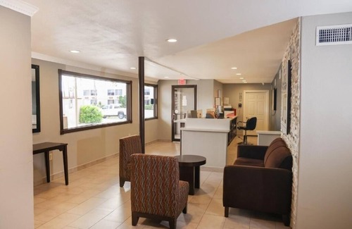 McAllen Hotel | Central Unit By Olive Garden - Pets Welcome, Pool, Free Parking Available
