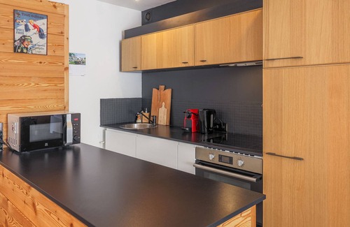 Monetier-les-Bains Apartment | Central village apartment with terrace, ideal for 6 people
