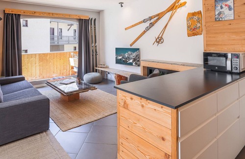 Monetier-les-Bains Apartment | Central village apartment with terrace, ideal for 6 people