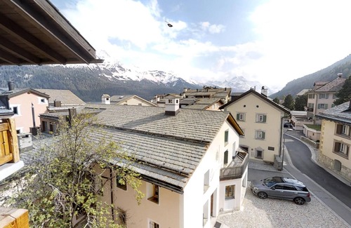 Silvaplana Apartment | Centrally located 3-room flat on the 3rd floor with gallery, approx.