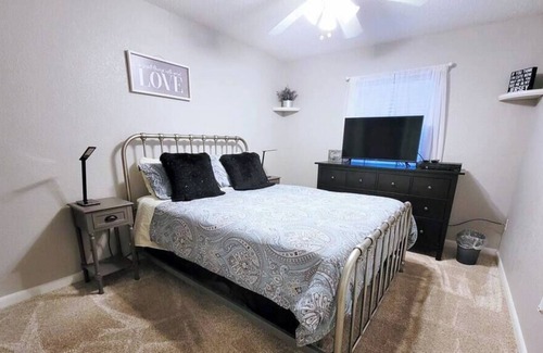 Gainesville House | Centrally Located 4 Bedroom Townhouse- Sleeps 10