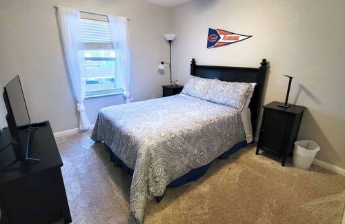 Gainesville House | Centrally Located 4 Bedroom Townhouse- Sleeps 10