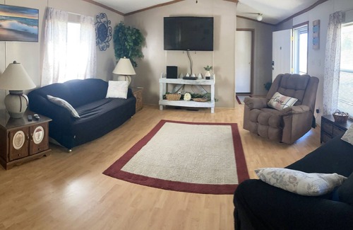 Eufaula House | Centrally located 5 min to Lake Eufaula marina and great driveway for boats