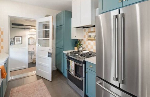 East Hill House | Centrally located Bungalow