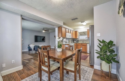 Irving House | Centrally Located DFW Retreat