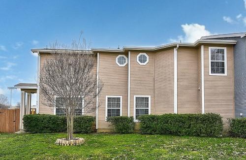 Irving Apartment | Centrally Located DFW Retreat