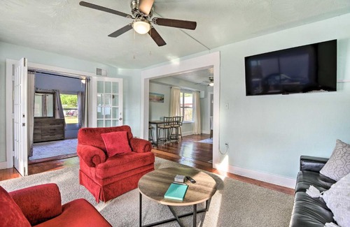 Bellevue Terrace House | Centrally Located Home - 7 Miles to Siesta Key!
