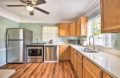 Bellevue Terrace House | Centrally Located Home - 7 Miles to Siesta Key!