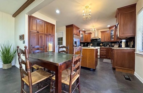 South Tulsa House | Centrally Located, La Bella , is a well appointed home in a quiet neighborhood