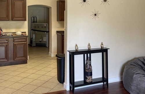 North Northwest Pensacola House | Centrally Located Pensacola Home. Modern Gem!! 9 miles to beaches.