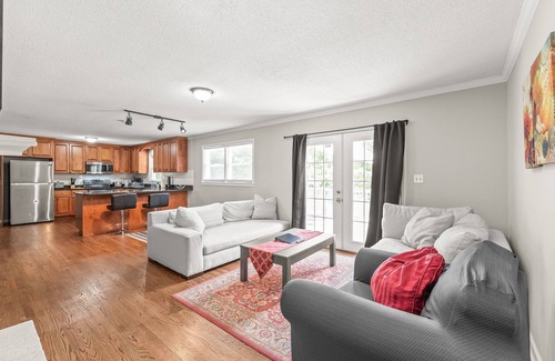 Paw Creek House | Centrally Located Ranch - 15mins to Airport & Uptown