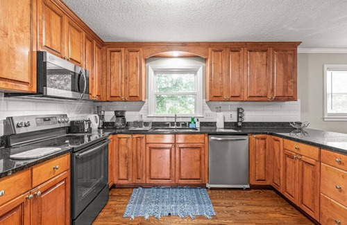 Paw Creek House | Centrally Located Ranch - 15mins to Airport & Uptown