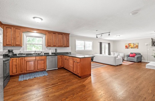 Paw Creek House | Centrally Located Ranch - 15mins to Airport & Uptown