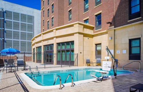 Yamacraw Village House | Centrally Located Savannah Hotel with Access to Downtown and Historic District