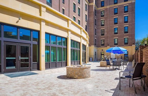 Yamacraw Village House | Centrally Located Savannah Hotel with Access to Downtown and Historic District