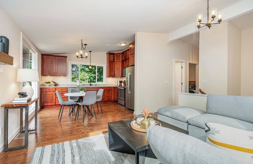 West Ridge House | Centrally Located w/Rooftop Deck- Near Wine Country-Trails-Greenbelt Yard-405Fwy