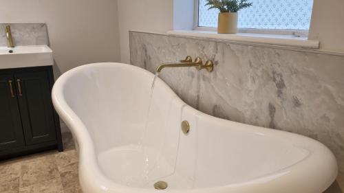 Heacham House | Certa Cito Exceptionally Large 4 Bedroom Bungalow and Garden Near The Beach