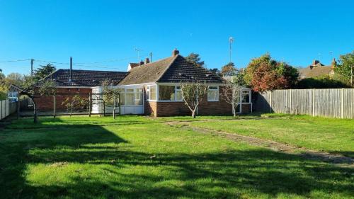 Heacham House | Certa Cito Exceptionally Large 4 Bedroom Bungalow and Garden Near The Beach