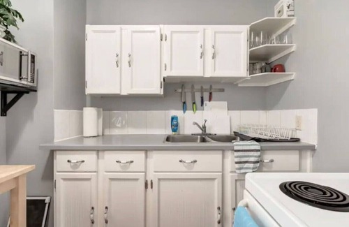 Bankview Apartment | "Ceruleans" 3BR Suite in Calgary