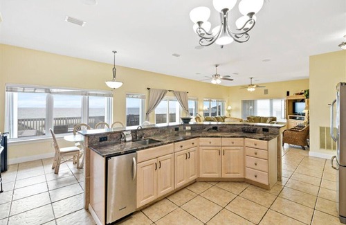 Lullwater Beach On Gulf Of Mexico House | CFLAT - Large, luxurious beachfront home located within walking distance to Pier Park