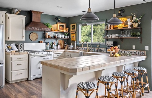 Atascadero House | Château Vigne: Hot Tub, plunge pool, Outdoor movies, game room, EV!