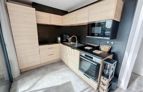 Jullouville-les-Pins Ski Chalet | Chalet élégant à Jullouville : plage, terrasse, piscine chauffée, 4 couchages - FR-1-361-534