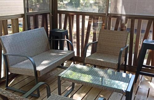 Labouheyre Ski Chalet | Chalet 2 Chambres à Labouheyre avec Piscine Chauffée, WiFi et Terrasse au Bord d'un Lac - FR-1-783-25