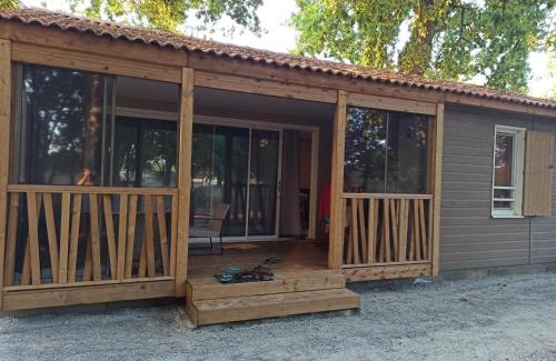 Labouheyre Ski Chalet | Chalet 2 Chambres à Labouheyre avec Piscine Chauffée, WiFi et Terrasse au Bord d'un Lac - FR-1-783-25