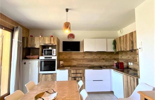 La Joue du Loup Ski Chalet | Chalet, 350m from ski slopes, view mountain, fitness, terrace, parking, tv, ski locker, 43m²