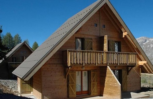 La Joue du Loup Ski Chalet | Chalet, 350m from ski slopes, view mountain, fitness, terrace, parking, tv, ski locker, 43m²