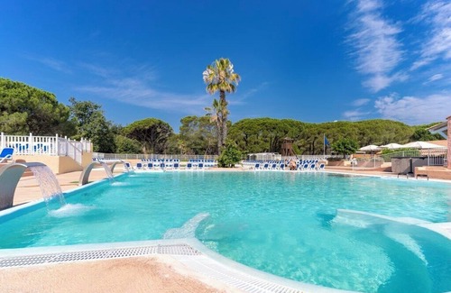 Puget-sur-Argens Ski Chalet | Chalet 6/8 sleeps in Camping Oasis 5