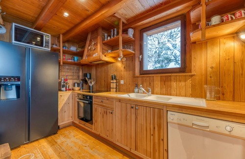 Villard-Reculas Ski Chalet | Chalet 'Belledonne' with Mountain View, Private Terrace and Wi-Fi