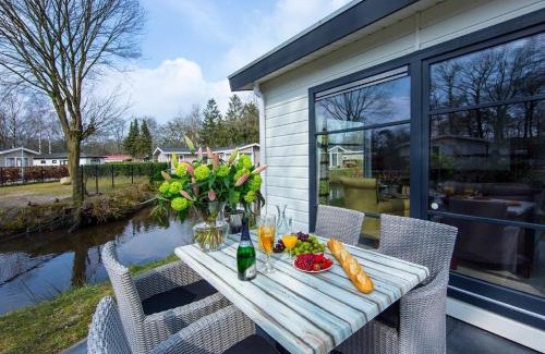 De Bult Ski Chalet | Chalet by the Pond with Modern Comfort