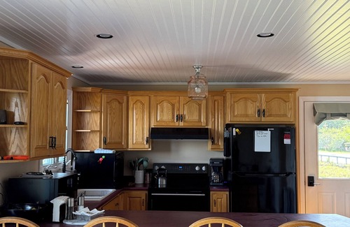 Canaan House | Chalet Joyeux-cheerful cottage. Enchanting 3-bedroom house on Lake Wallace.