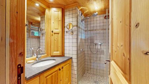 Meribel-Mottaret Apartment | Chalet La Grande Ourse Meribel - 165m2 apartment almost ski-in ski-out