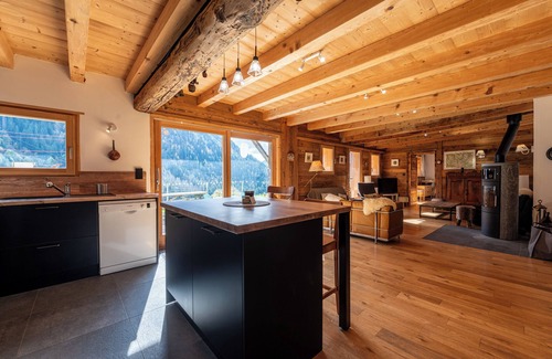 Hauteluce Ski Chalet | Chalet 'La Sorsa' with Mountain View, Private Terrace and Wi-Fi