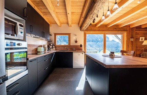 Hauteluce Ski Chalet | Chalet 'La Sorsa' with Mountain View, Private Terrace and Wi-Fi