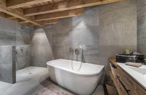 Meribel Village Ski Chalet | Chalet moderne à Méribel avec jacuzzi et sauna - FR-1-566-30