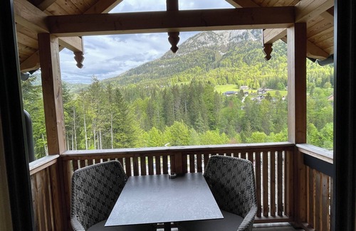 Grundlsee Apartment | Chalet room at the Mondi Resort on Lake Grundlsee in winter