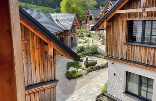 Grundlsee Apartment | Chalet room at the Mondi Resort on Lake Grundlsee in winter