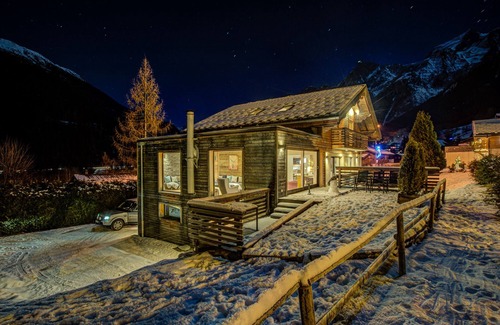 Les Houches Ski Chalet | CHALET RUBICON ski in - ski out Luxury 10 -15 bed spa chalet