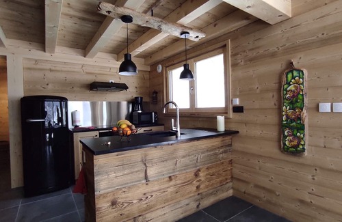 Le Petit-Bornand-les-Glieres Ski Chalet | Chalet Savoyard Neuf, 8 Personnes, Tout Confort au Milieu des Montagnes