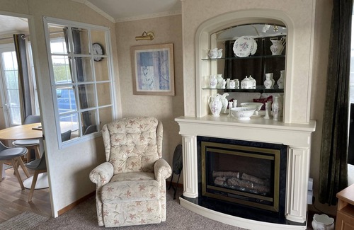 Caergeiliog Ski Chalet | Chalet Sleeps 4 Near Cymyran Beach