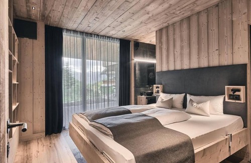 Racines Ski Chalet | Chalet 'Tenne Chalet' with Mountain View, Shared Pool & Wi-Fi