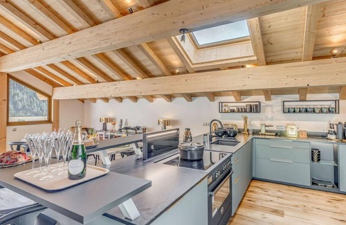 Champagny-en-Vanoise Ski Chalet | Chalet, terrace, balcony, parking, tv, ski locker, 220m², Champagny-en-Vanoise