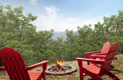 Romney House | Chalet w Hot Tub Fire Pit Deck Grill & Games