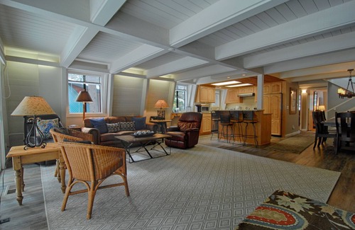 Carnelian Bay Cabin | Chalet w/Large Deck, Ping Pong Table, Spacious Bunk Room "Agate Bay Chalet"