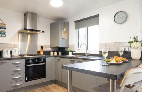 Helford Passage Ski Chalet | Chalet Wheal Jewel Hot Tub Lodge by Interhome