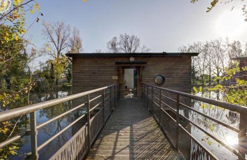 Veauchette House | Chalets confortables en bord d'étang, parfaits pour pêche et nature, avec terrasse et équipements modernes - FR-1-496-83